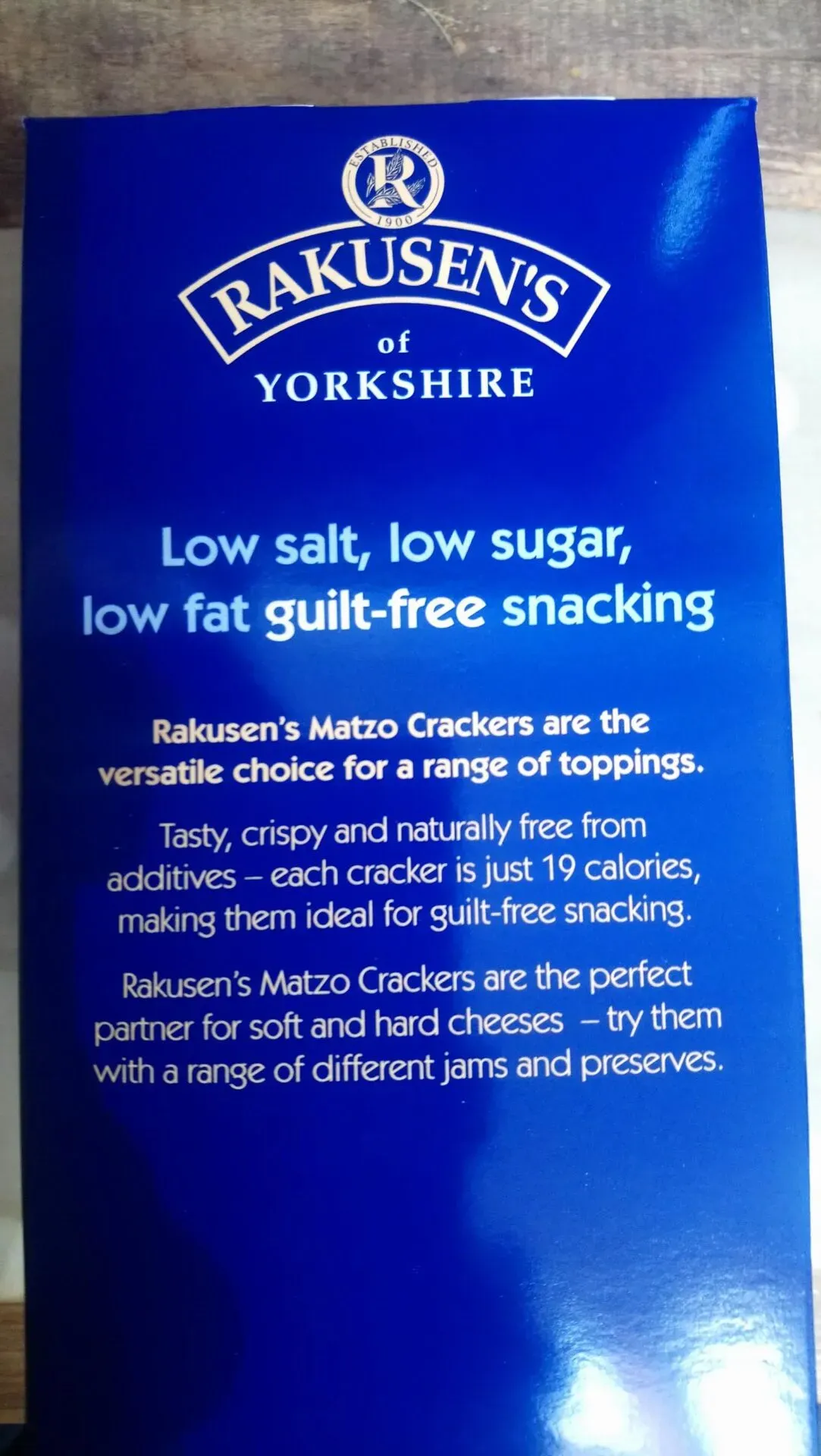 Rakusen's Matzos Flame Grilled Savoury Crackers In A 200g Box Stock Photo - Alamy